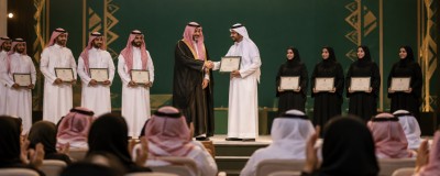خريجون يرمون قبعات التخرج في الهواء احتفالاً